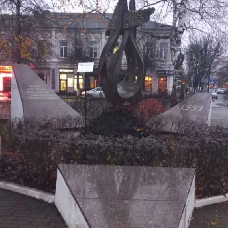 Каким ростом нужно обладать чтобы дотянуться до таблички с кодом? 2м? 2,5?  И почему для этого нужно стать ногами на памятник?