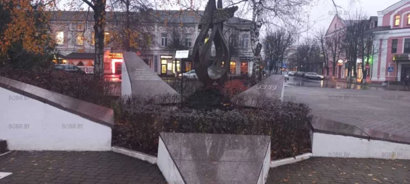 Каким ростом нужно обладать чтобы дотянуться до таблички с кодом? 2м? 2,5?  И почему для этого нужно стать ногами на памятник?