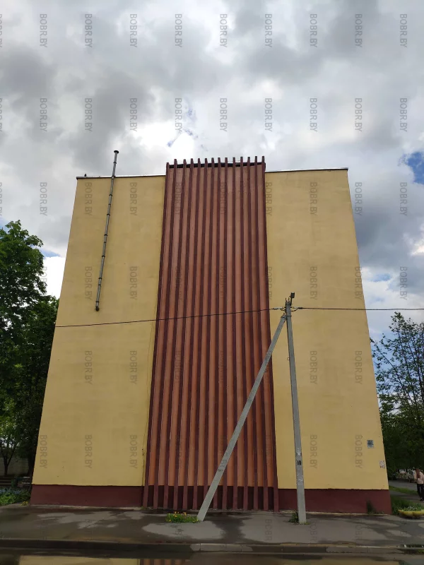 Тот же дом только стена которая повернута к центральной улице. Тут деньги на покраску нашлись.