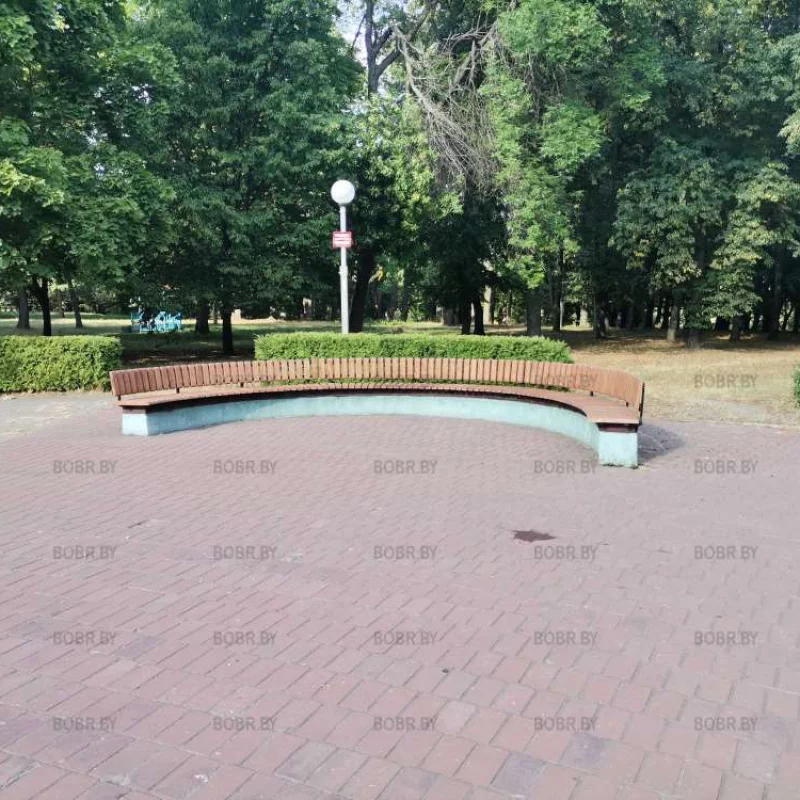 В городском парке культуры и отдыха начали менять старые ветхие сидения вокруг фонтана