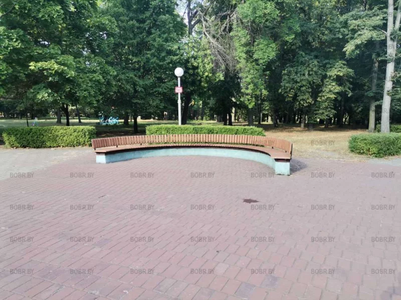 В городском парке культуры и отдыха начали менять старые ветхие сидения вокруг фонтана