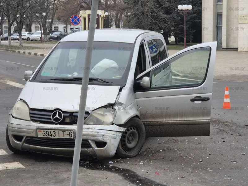 Очередная авария около театра