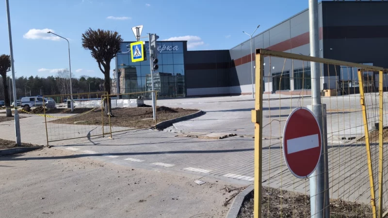 От Этажерки убирают забор. Наверное, открывать хотят