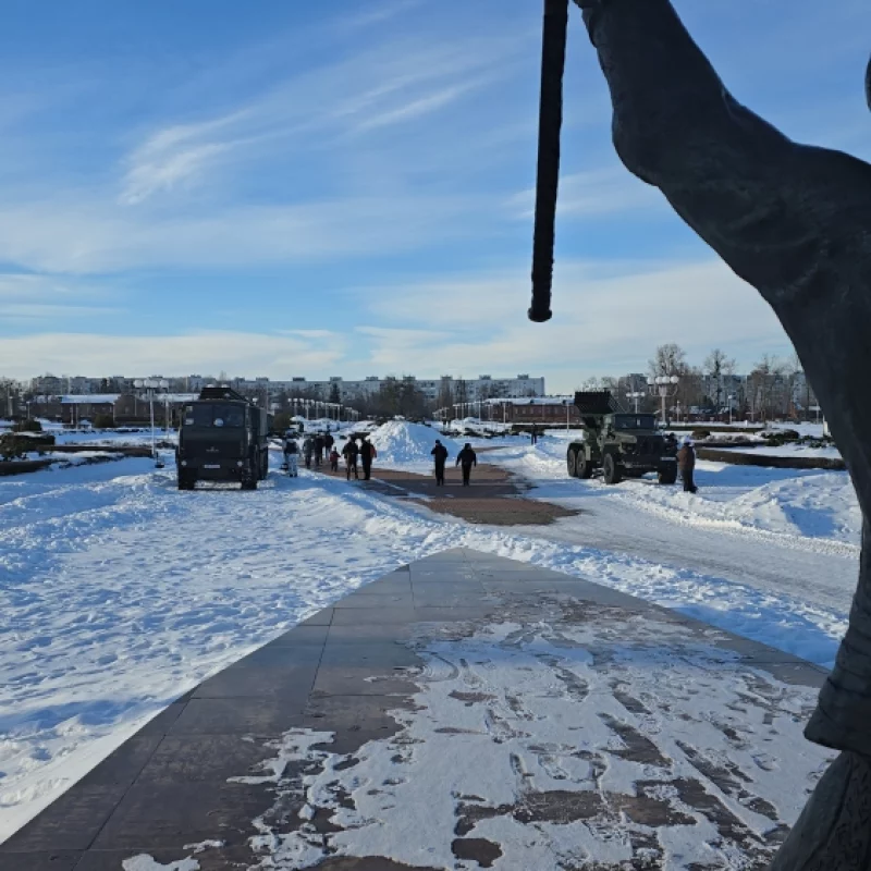 Сегодня возле Ледового дворца выставка военной техники