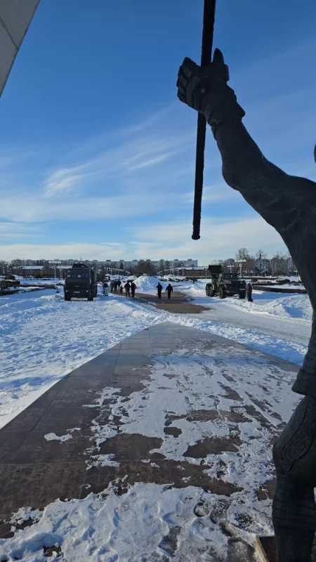 Сегодня возле Ледового дворца выставка военной техники