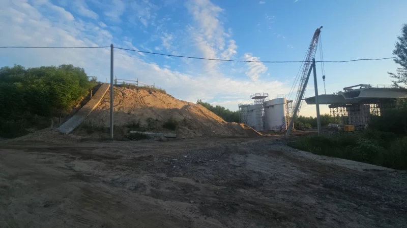 Ремонт моста движется