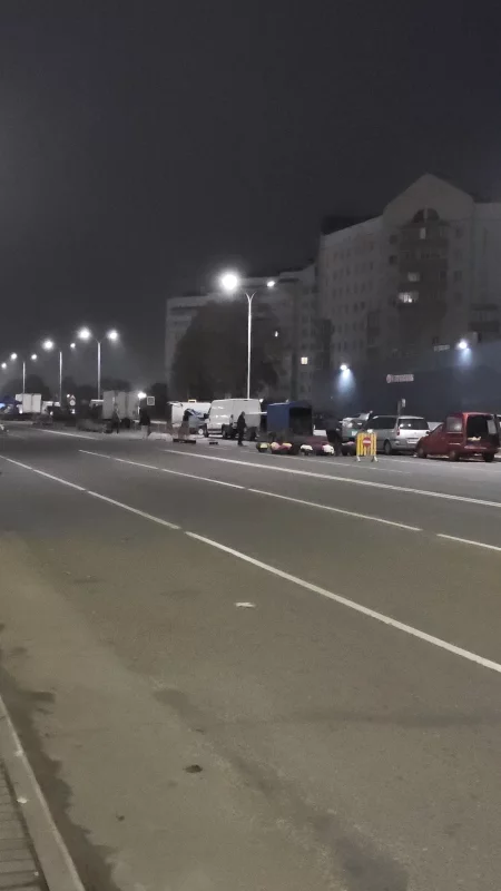Еще и 7 утра нет, а ярмарка уже просыпается