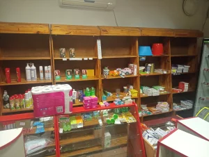 Торговые прилавки, кассовые тумбы, горки, морозильник