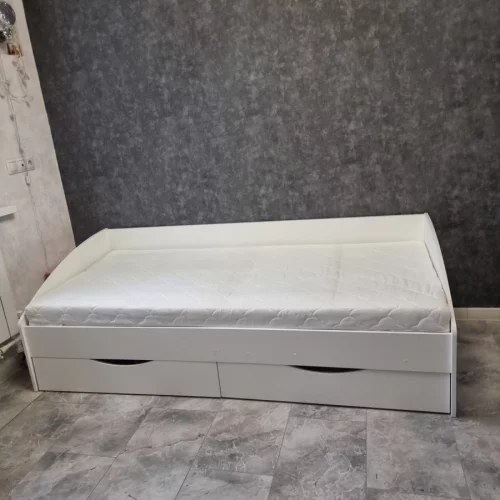 Кровать с матрасом