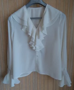 Блузка  нарядная с воланами