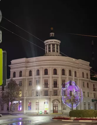 «Теряется вся красота здания». Бобруйчане обсуждают рекламу на фасаде гостиницы «Бобруйск»