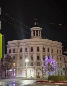 «Теряется вся красота здания». Бобруйчане обсуждают рекламу на фасаде гостиницы «Бобруйск»