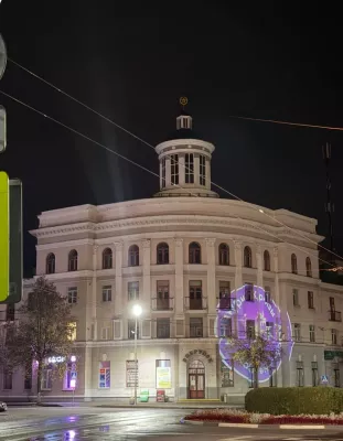 «Теряется вся красота здания». Бобруйчане обсуждают рекламу на фасаде гостиницы «Бобруйск»