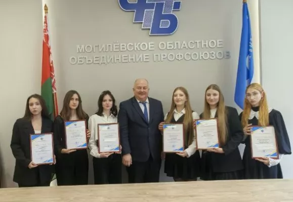 Бобруйские студенты-медики получили особые профсоюзные стипендии