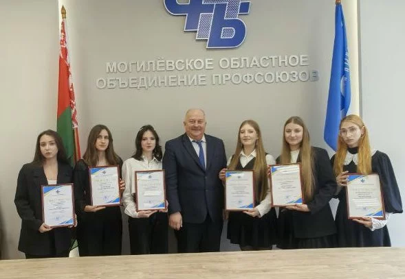 Бобруйские студенты-медики получили особые профсоюзные стипендии