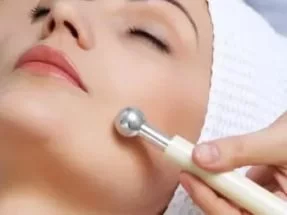 Преимущества салонной чистки лица
