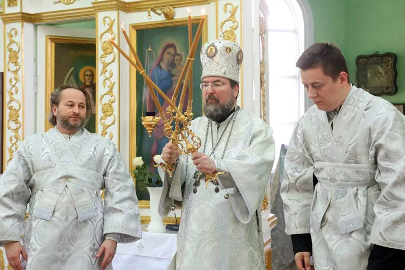 Епископ Бобруйский и Быховский Серафим возглавил Божественную литургию в храме Святой Живоначальной Троицы города Быхова