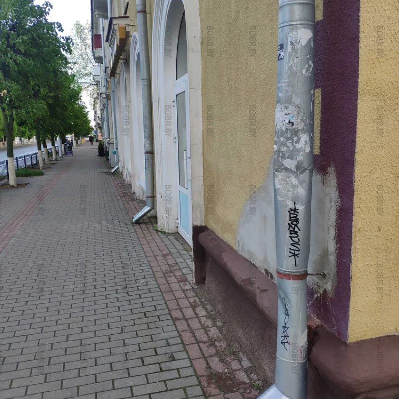Кто найдёт хоть одну чистую без надписей и без рекламы водосточную трубу в Бобруйске?