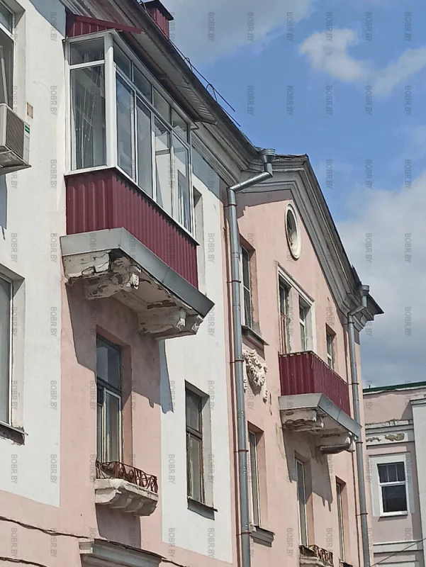Опасные балконы близко..