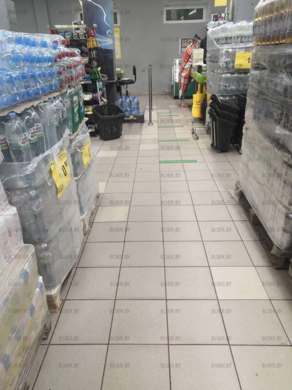 Девушка в пледе в магазине - ничего необычного)))