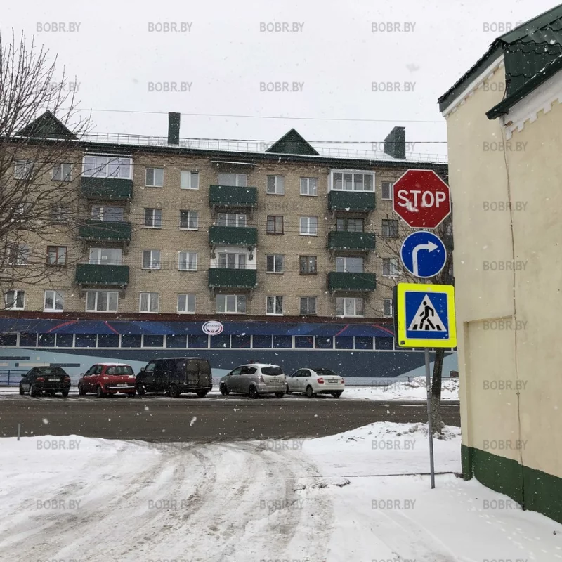 На выезде со двора знак пешеходного перехода