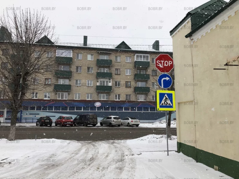 На выезде со двора знак пешеходного перехода