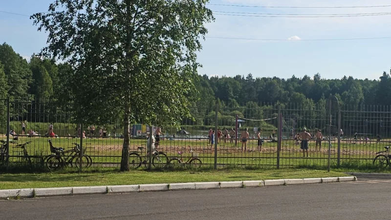 На пляже санатория Шинника аншлаг