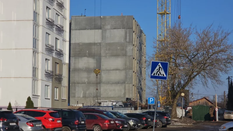 Уже 7 этажей еще одной коробки смонтированы