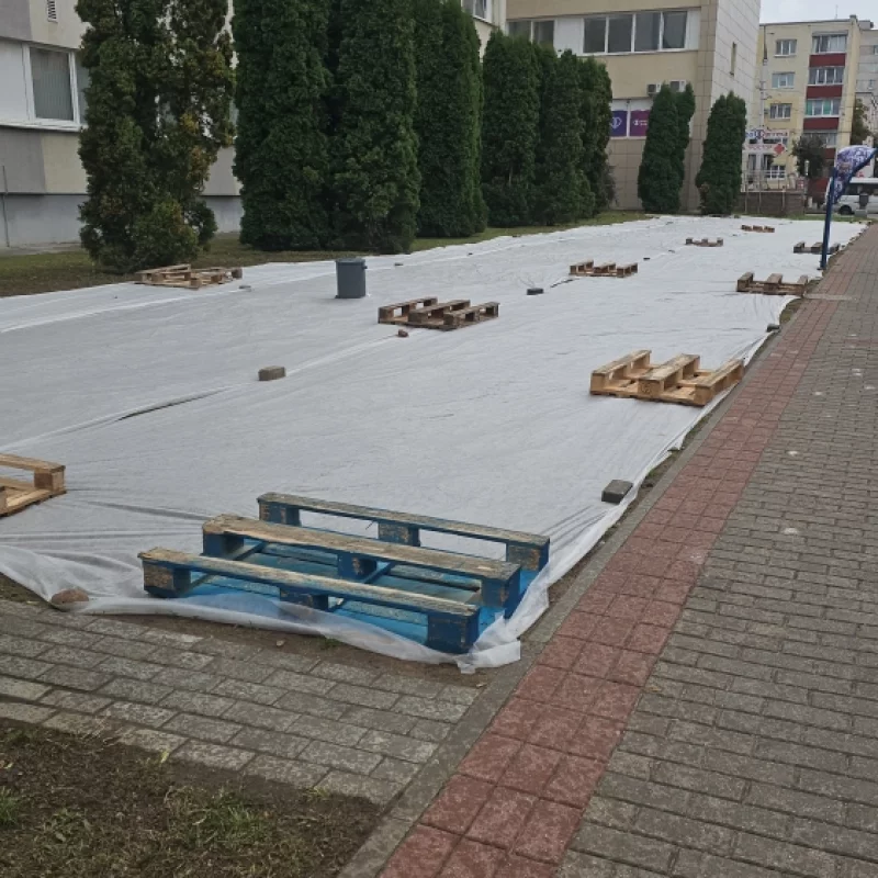 Зачем-то накрыли газон, наверное засеяли семена