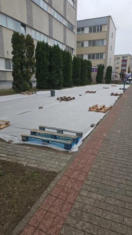 Зачем-то накрыли газон, наверное засеяли семена