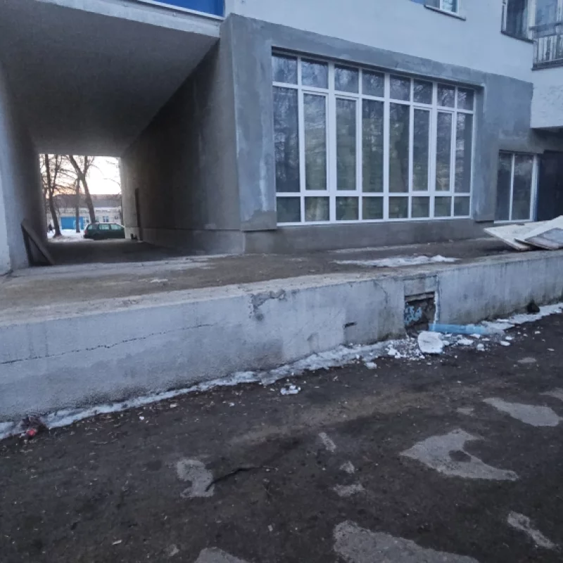 Демонтировали ограждение подпорной стенки. Главное, чтобы никто не упал