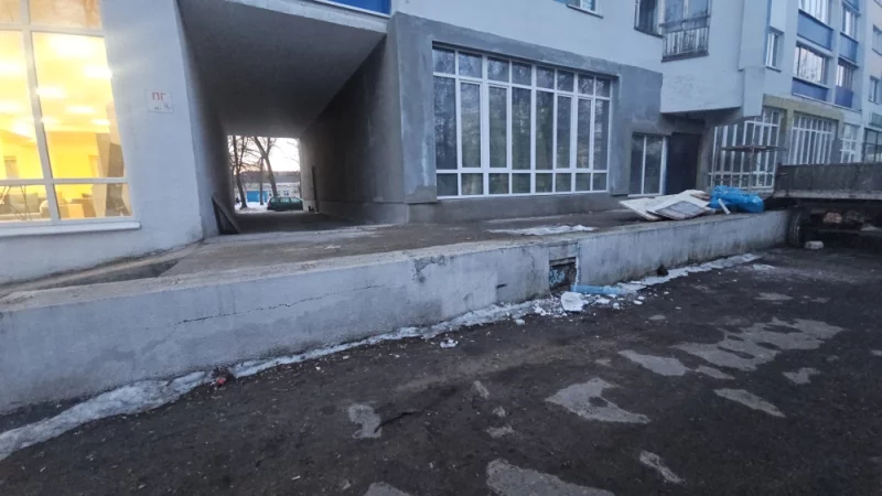 Демонтировали ограждение подпорной стенки. Главное, чтобы никто не упал