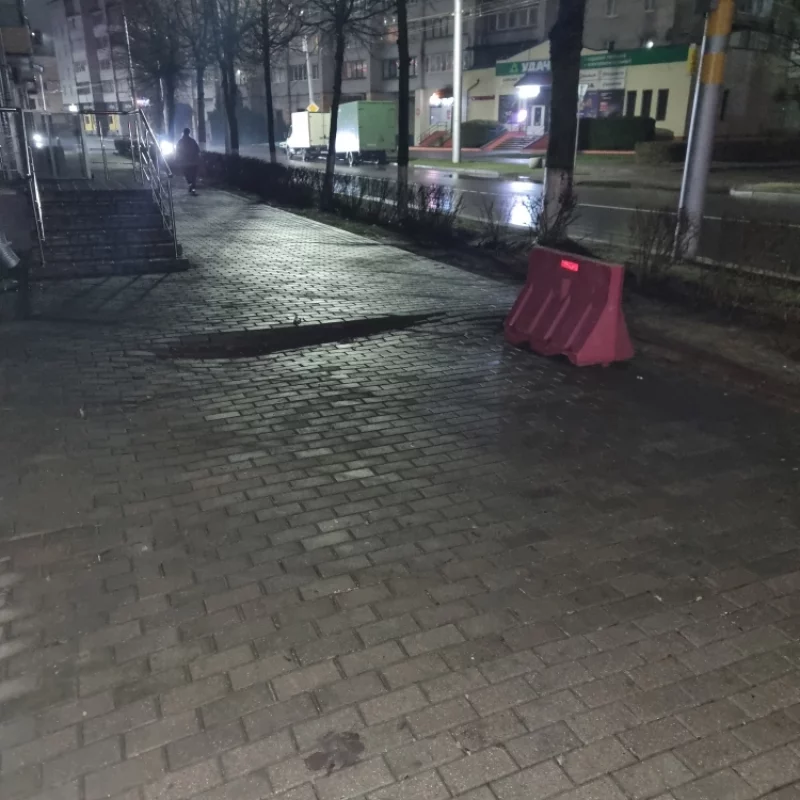 В районе дома связи образуется провал, надо ходить аккуратно потому что есть подозрение что возможно будет скоро яма