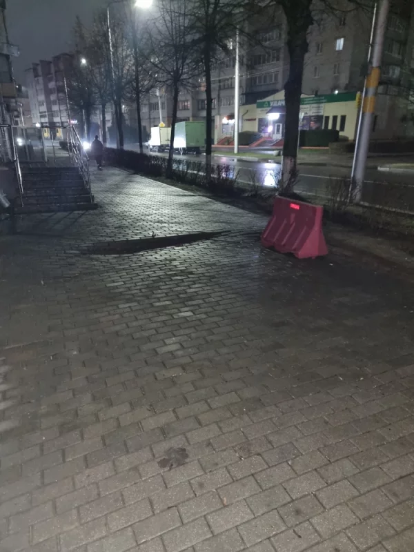 в районе дома связи образуется провал, надо ходить аккуратно потому что есть подозрение что возможно будет скоро яма