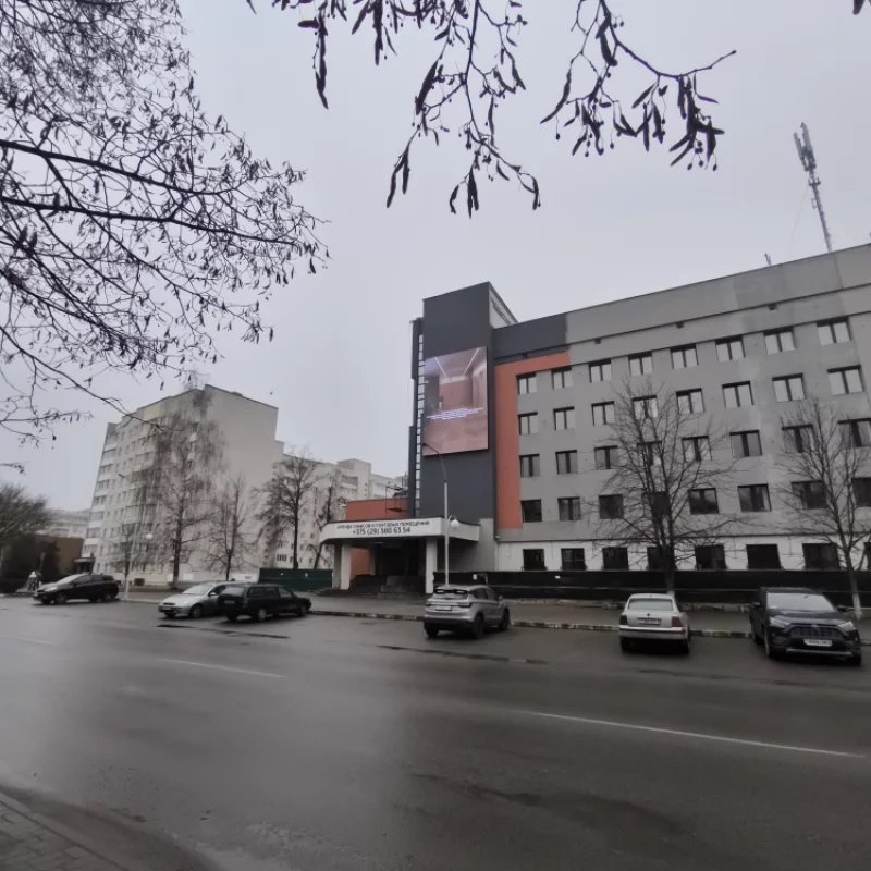 На здании мдск включили табло и ждут арендаторов