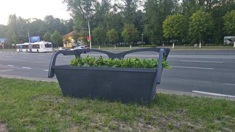 Очередную клумбу украсили искусственными цветами