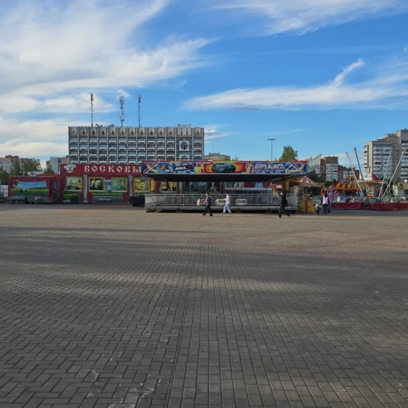 Восковые фигуры и аттракционы возле ДК Шинник