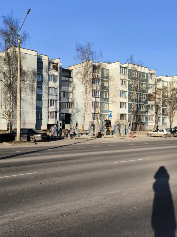 Станция для зарядки электромобилей возле короны