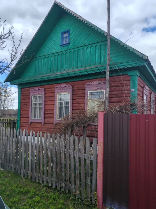 Добротный дом с хоз. постройками