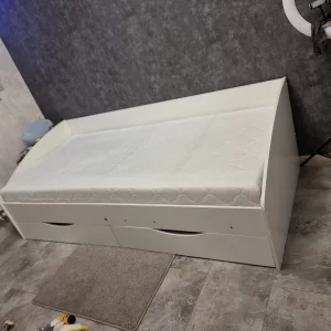 Кровать с матрасом