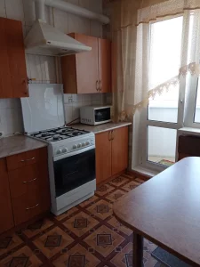 Двухкомнатную квартиру на длительный срок