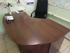 Стол руководителя, длина - 170 см., ширина - 110 см., высота - 75 см