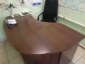 Стол руководителя, длина - 170 см., ширина - 110 см., высота - 75 см