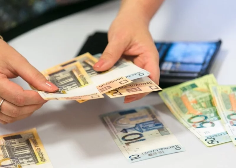 Декабрьский максимум позади: средняя зарплата в Беларуси упала