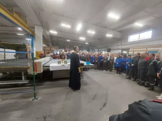 В производственных помещениях зеркальной фабрики «Алмаз люкс» произошёл молебен и освящение