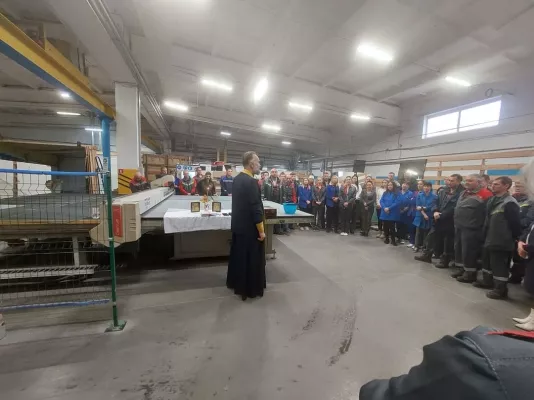 В производственных помещениях зеркальной фабрики «Алмаз люкс» произошёл молебен и освящение