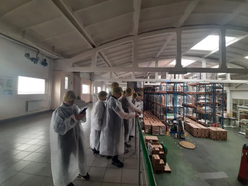 Гимназисты-семиклассники на экскурсии в «Оазис Груп»