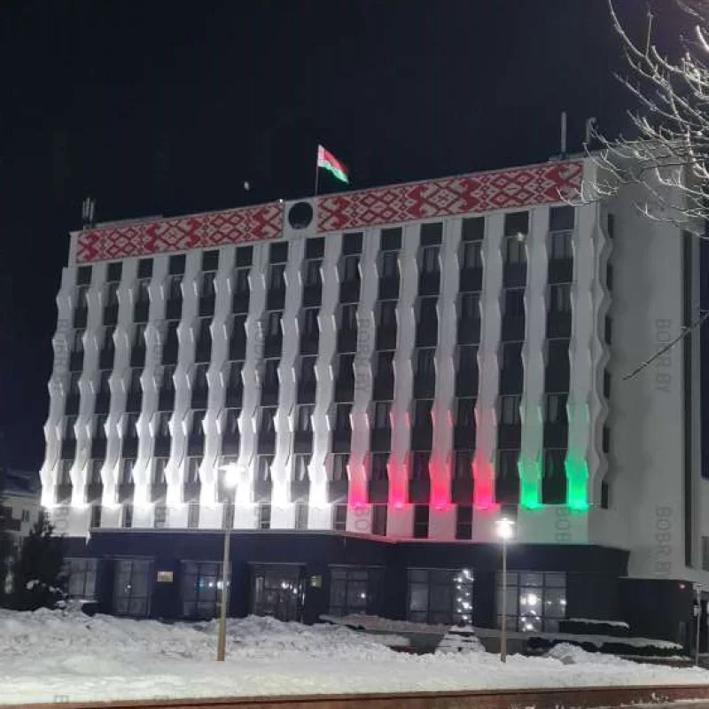  А вы заметили что горисполком перекрасили нанесли вертикальные полосы черным цветом