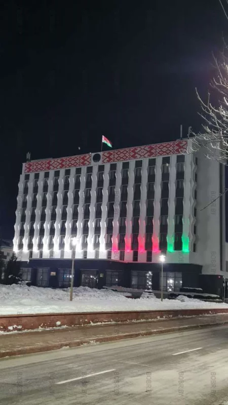  А вы заметили что горисполком перекрасили нанесли вертикальные полосы черным цветом