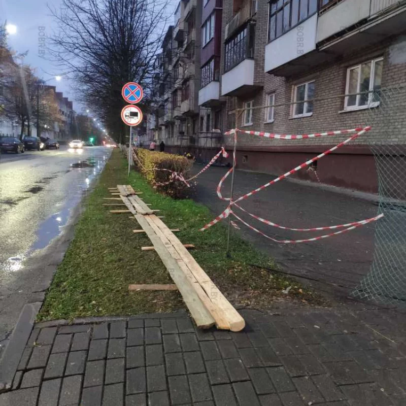 Положили доски, чтобы удобнее было обходить ремонт. Спасибо за заботу